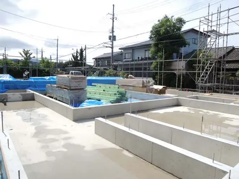 梅雨の晴れ間に上棟式