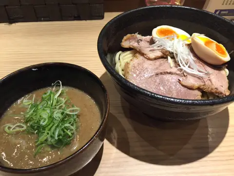 暑くなってくるとつけ麺です。