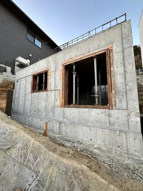 コンクリート型枠脱型作業