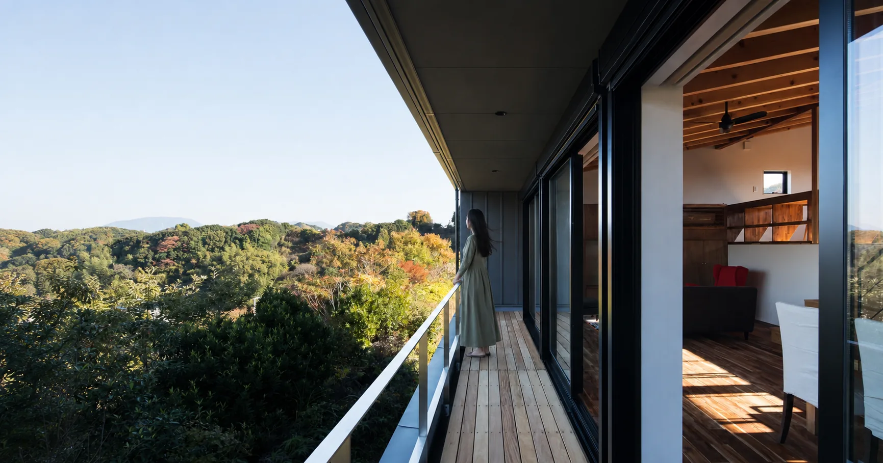 完成した住宅と庭が時間とともに育つ様子
