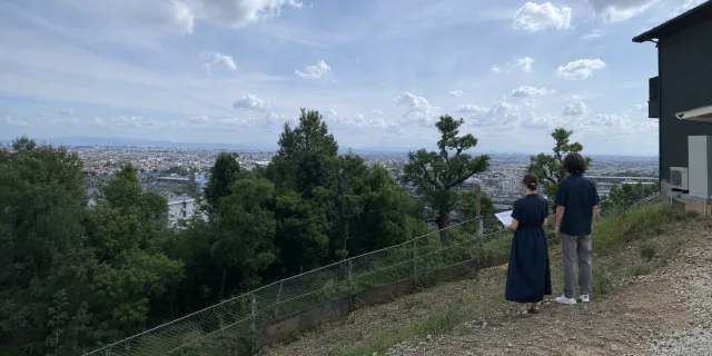 建築家が敷地の自然環境や地形を読み取る様子