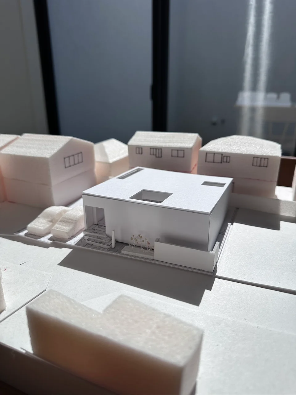 宝来のスリーコートハウス。三つの中庭と周辺住宅との位置関係が分かる建築模型