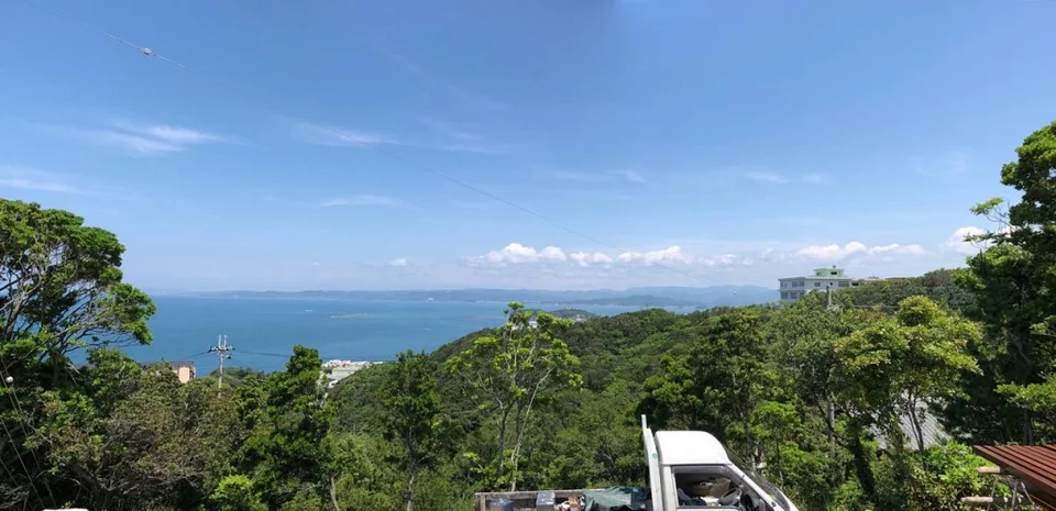 白浜の別荘：現場から見渡す、緑の丘陵と青い海が広がるパノラマ