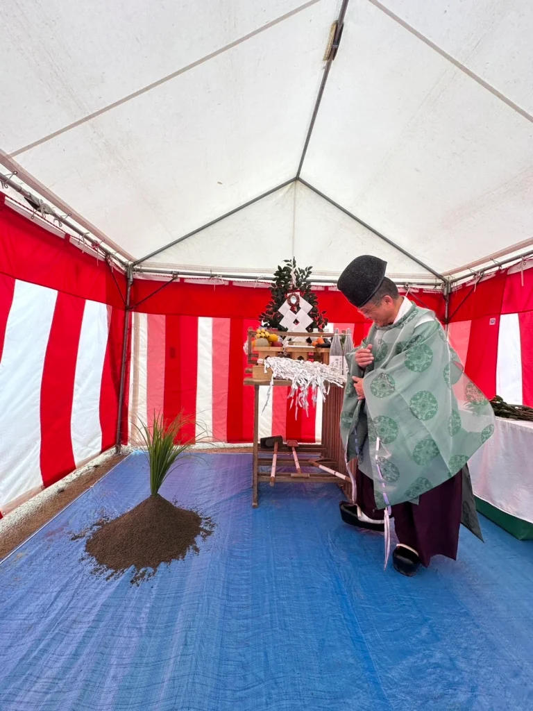 白浜のオーシャンビューハウス。紅白幕で囲まれたテント内で、神職が地鎮祭の儀式を行う様子