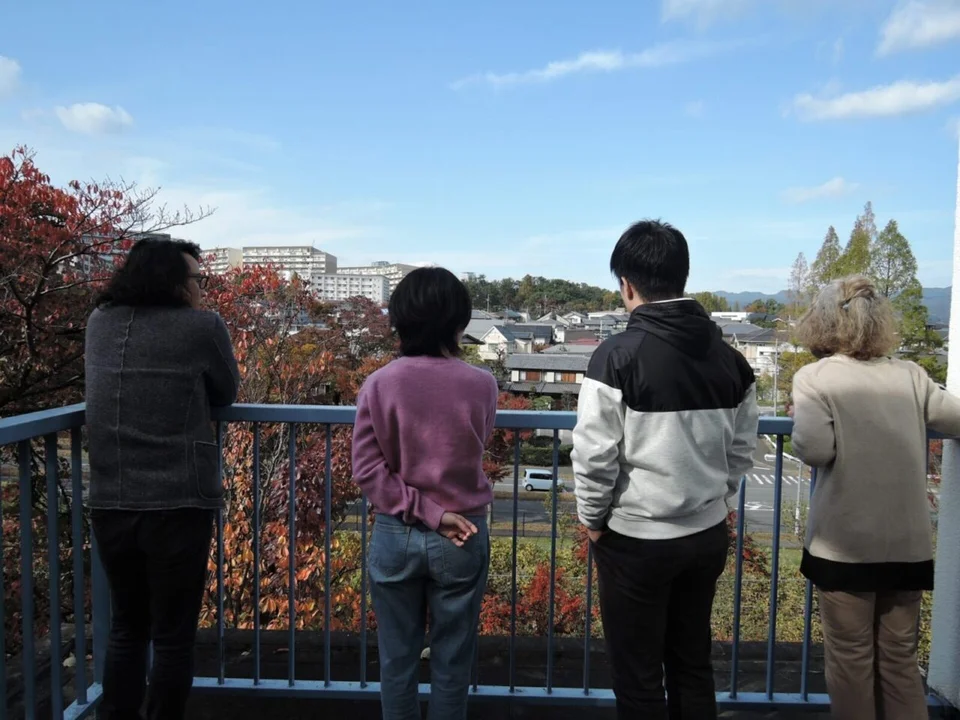 吹田の家：バルコニーに並び、周辺の景色を確認する現地調査の様子