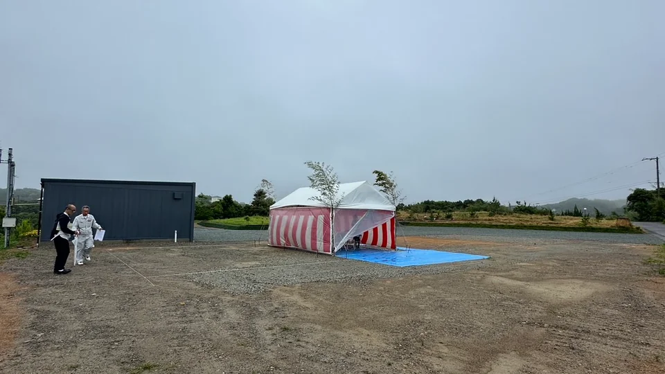 白浜のオーシャンビューハウス。広い敷地に紅白幕のテントを設けた地鎮祭の会場