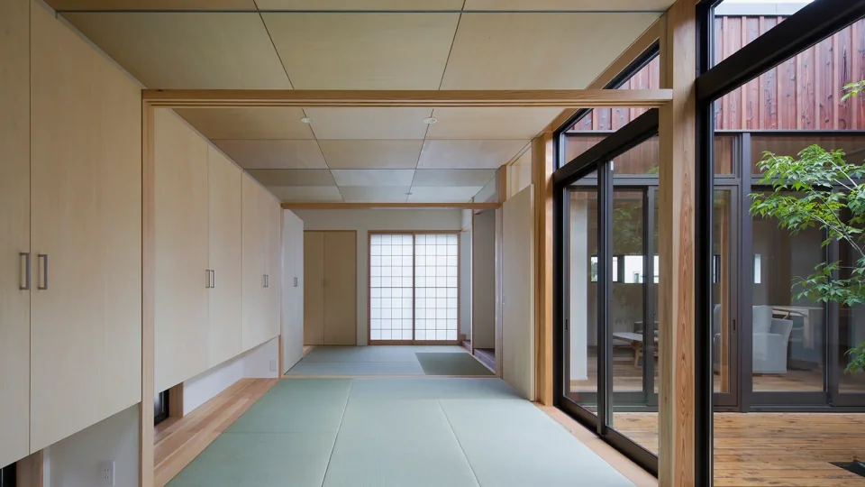 岩出のコートハウス｜中庭に沿って並ぶ、建具で使い方を変えられる和室。