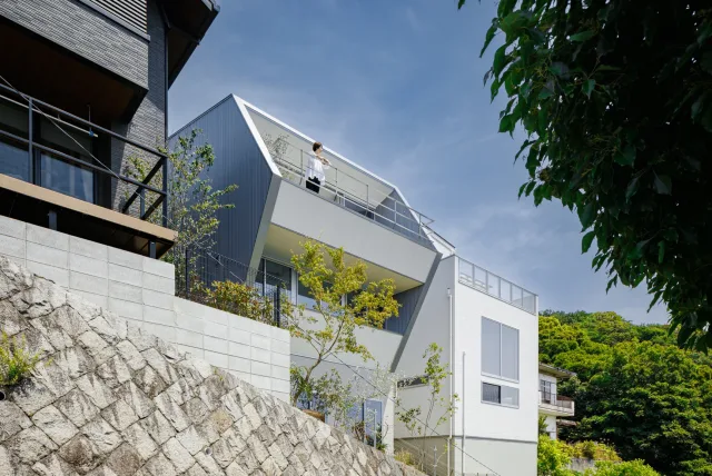 五月丘の家。斜面地に建つ住宅の外観