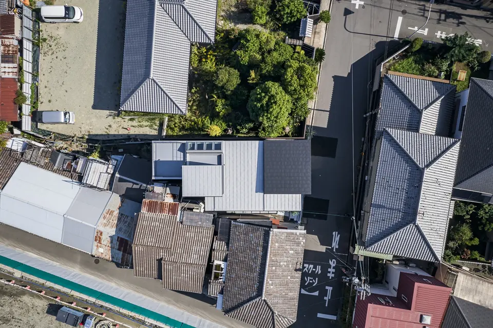海老江の家。屋根と天窓の配置、周囲の建物との関係が分かる真上からの外観